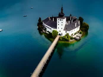 Vienna: Traunsee, Hallstatt, and Salzburg Day Tour