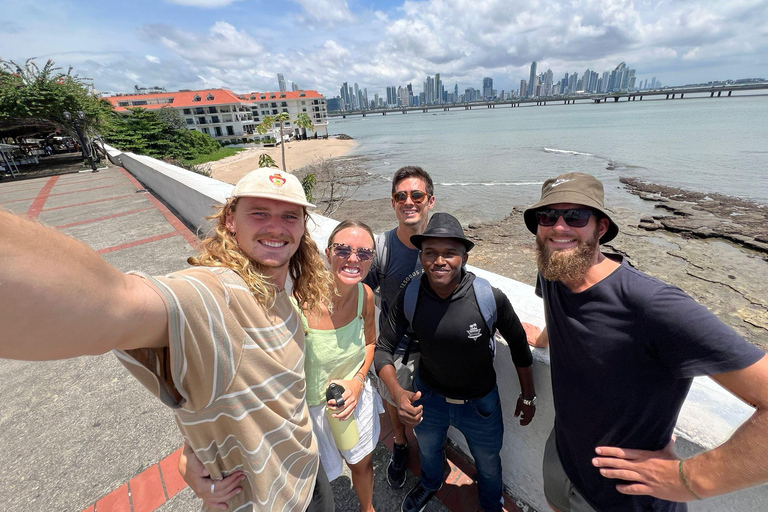 Visita histórica a pie por Panamá con brindis al final