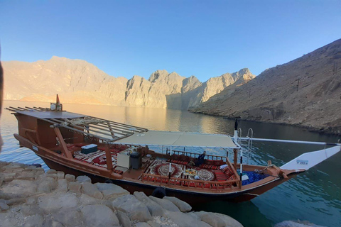 Khasab: Dhow Cruise with Lunch, Dolphin Watching& Snorkeling