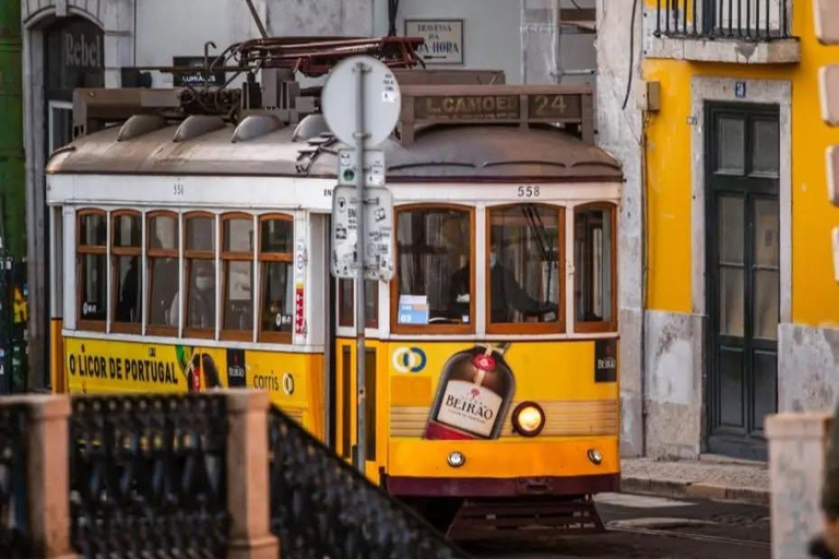 Lisbon:Private Sightseeing TukTuk Tour: Alfama, Belém & More 1.5-H Classic Tour Old Town