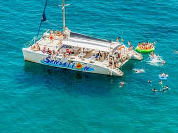 Barcelona: crucero con barbacoa y fiesta en catamarán