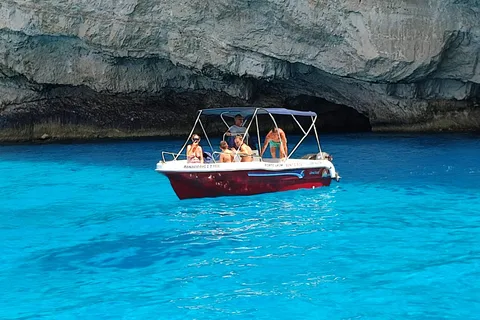 Elatia: Scheepswrak en grotten Privétour met schipper