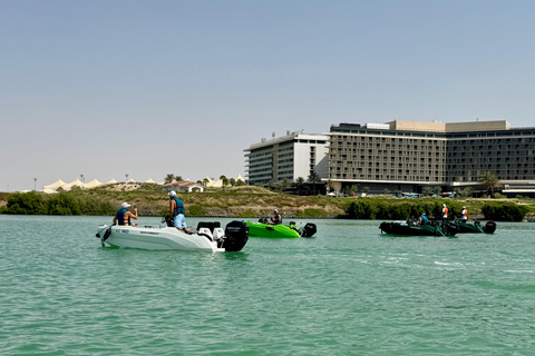 Tour de áudio pela Ilha Yas, condução própria guiada em grupo, fácil e divertidoSeaRay 25 FT • Com o capitão Bayside • Perfeito para até 6 pessoas