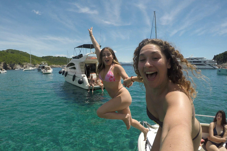 دوبروفنيك: جولة بالقارب الخاص في الكهوف الزرقاء والخضراء مع المشروباتجولات المجموعات الصغيرة