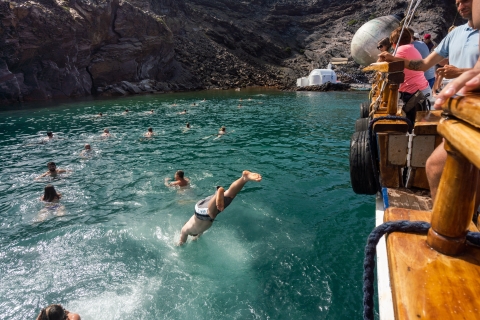 Santorini: vaart vulkanische eilanden & bezoek warmwaterbronRondvaart met vervoer van/naar hotel - zonder bezoek Oia