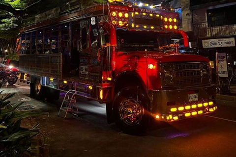 Medellin: visita all'anima della città con la tradizionale Chiva RumberaTOUR DELLA CITTÀ IN CHIVA RUMBERA TRADIZIONALE