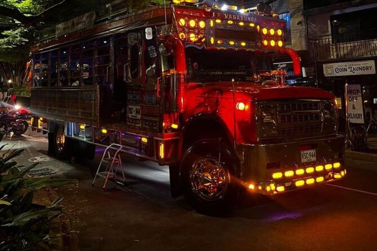 Medellin: visita all'anima della città con la tradizionale Chiva RumberaTOUR DELLA CITTÀ IN CHIVA RUMBERA TRADIZIONALE