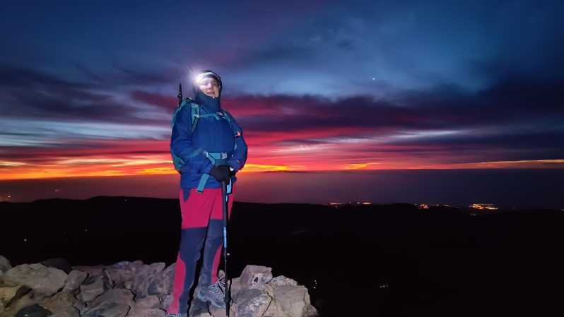 Wandelen op de top van de Teide bij nacht voor een zonsopgang en een schaduw