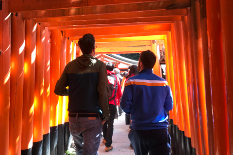 Insidan av Fushimi Inari - utforskning och lunch med lokalbefolkningen