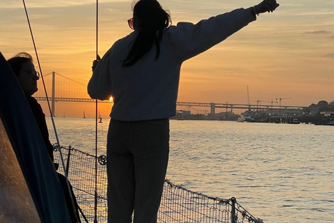 Lisboa:Sunset Sailing Tour at Tagus River with welcome drink