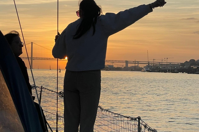 Lisboa:Sunset Sailing Tour at Tagus River with welcome drink