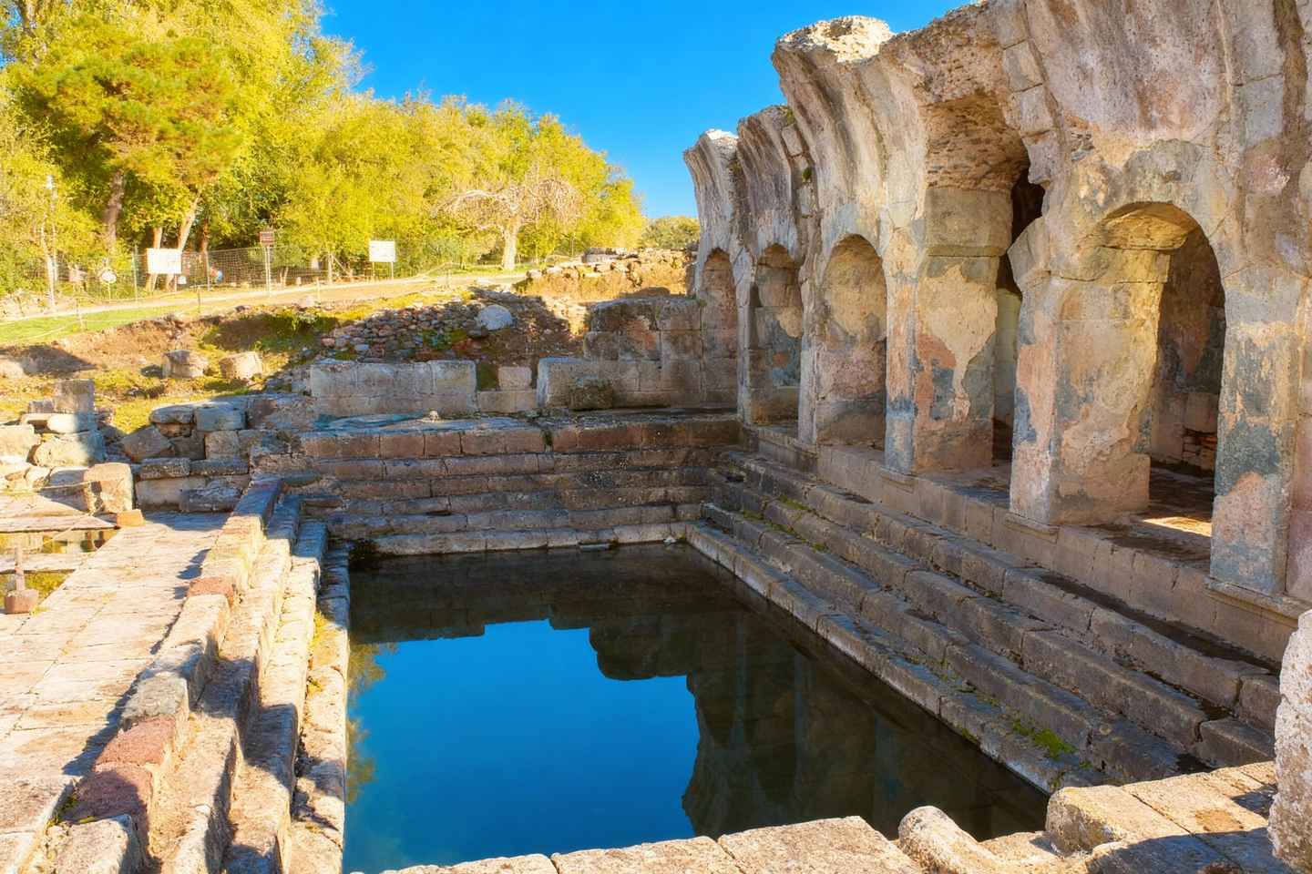 Cagliari: tour di Tharros, San Salvatore e il Foro di Traiano