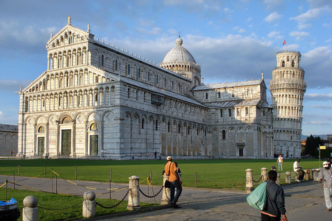 Ontdek de kathedraal, het baptisterium en de scheve toren van Pisa