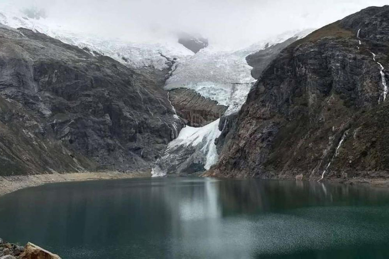 Huaraz: Private hiking route through the Rajucolta lagoon