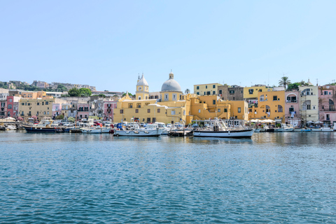 De Nápoles: Transferência para Procida com passeio de barco pela ilhaPasseio de barco pela ilha com paragem para nadar
