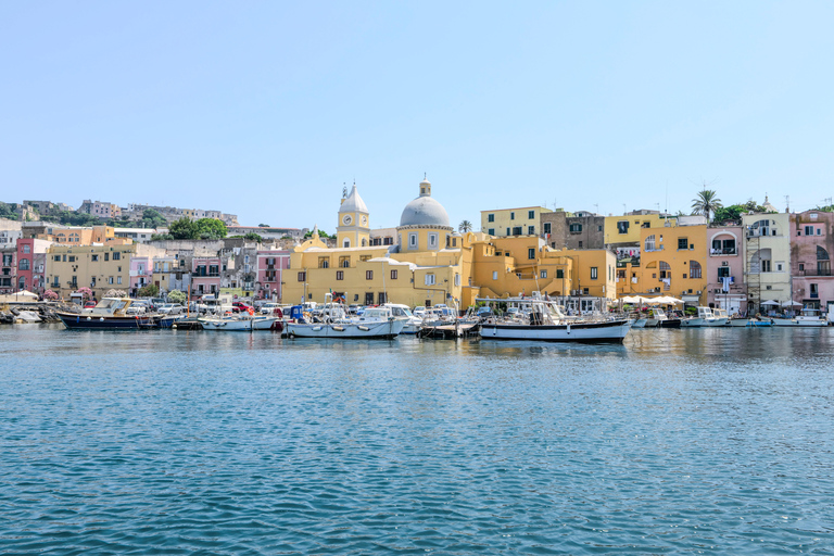 De Nápoles: Transferência para Procida com passeio de barco pela ilhaPasseio de barco pela ilha com paragem para nadar