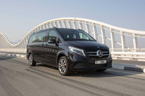 Dubai Airport T-3 naar de stad Sharjah in Mercedes Benz Viano