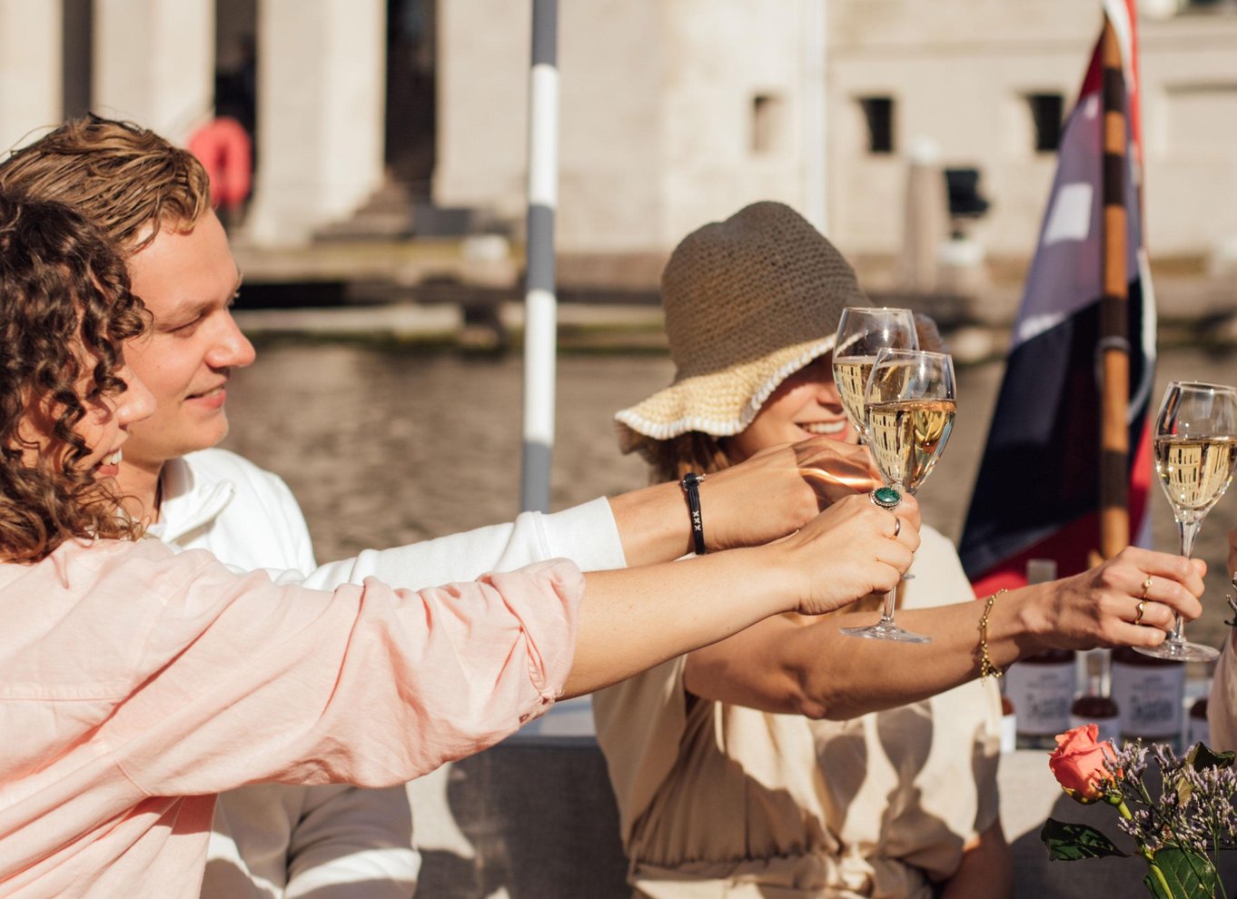 Amsterdam: Bådtur i luksuriøs salonbåd inkl. cocktails og snacks