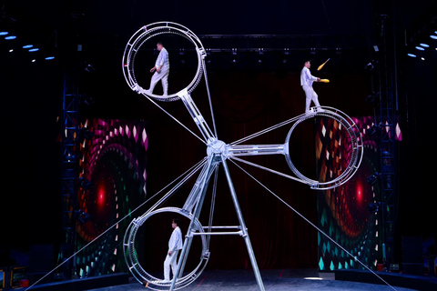 جولة تجمع بين الألعاب البهلوانية وعروض الأوبرا في بكين