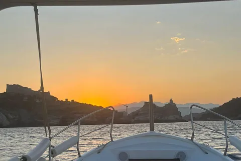 Riomaggiore: Cinque Terre Sunset Tour with Wine & Focaccia