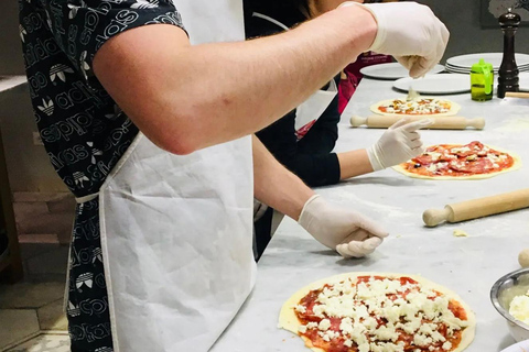 Nápoles: aula de pizza com vinho à discriçãoNápoles: aula de pizza com vinho ilimitado