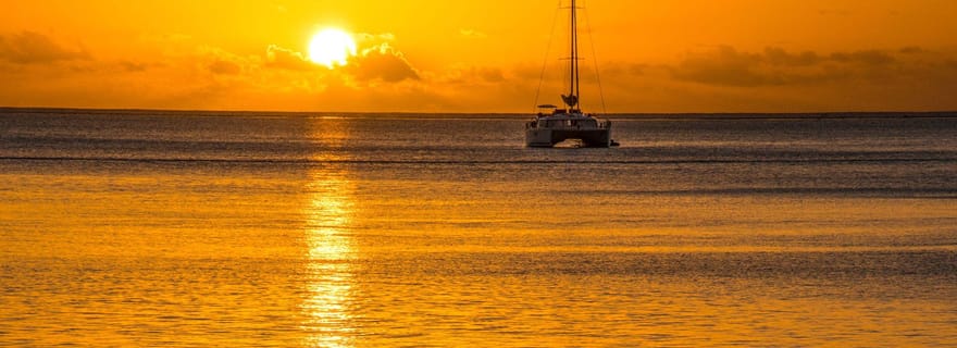Porto Conte : excursion en catamaran au coucher du soleil avec apéritif