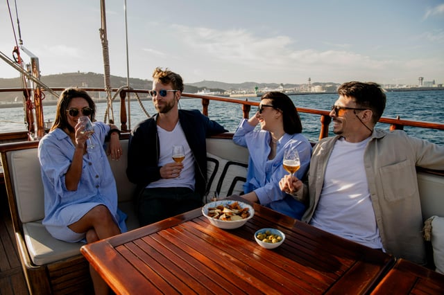 Barcelona: Crucero costero a bordo de un elegante barco de madera