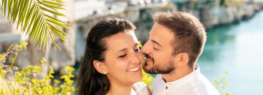 Vieste : tour photographique en couple à l'aube entre ruelles romantiques et mer.