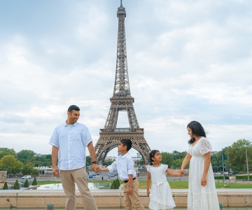 Paris: Professional Photoshoot with the Eiffel Tower