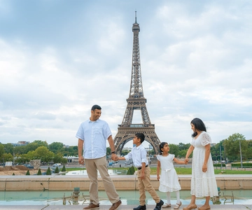 Paris: Professional Photoshoot with the Eiffel Tower