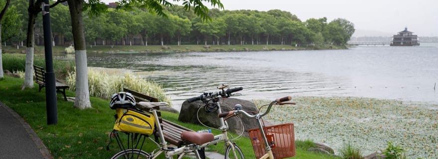 Wuhan : visite guidée à vélo du lac de l'Est avec pack cadeau