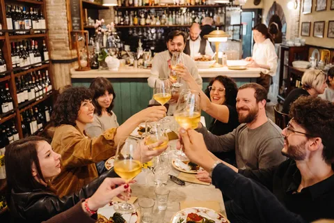 Wycieczka kulinarna po Rzymie: aperitivo w dzielnicy Trastevere, kolacja z winem i makaronem