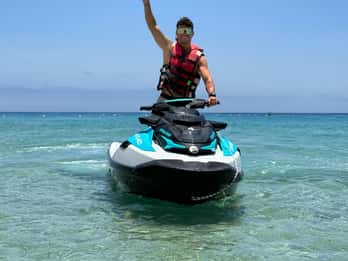 Corralejo: tour avventuroso in moto d'acqua a Lobos (senza patente)