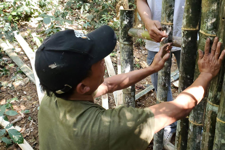 Curso de sobrevivência na floresta primária perto de Luang Prabang.