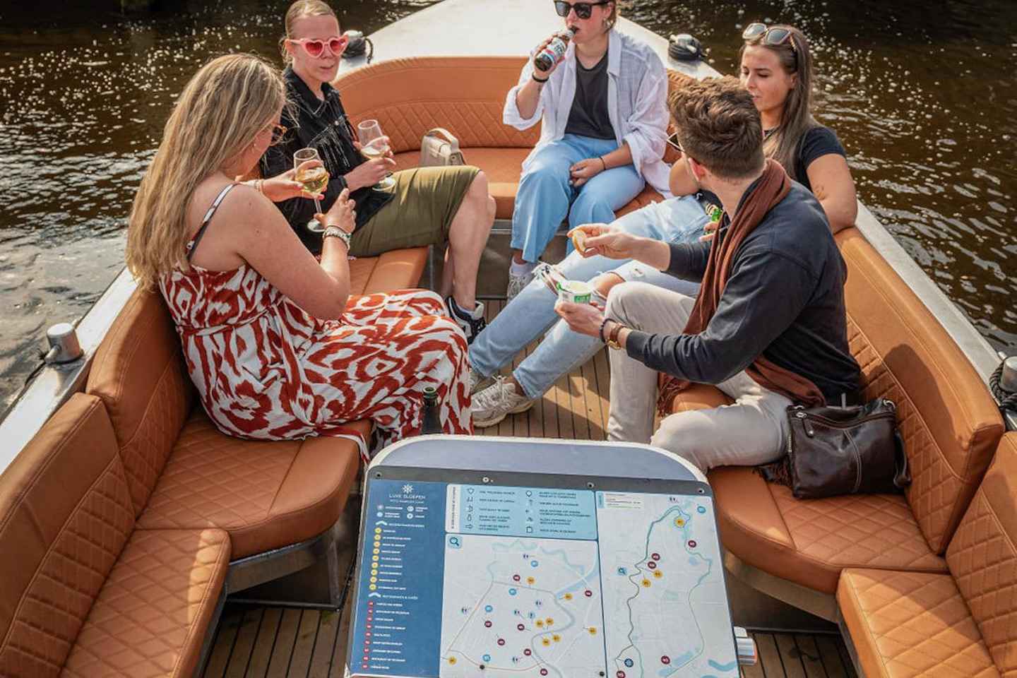 ハーレムの中心部でプライベートボートをレンタル