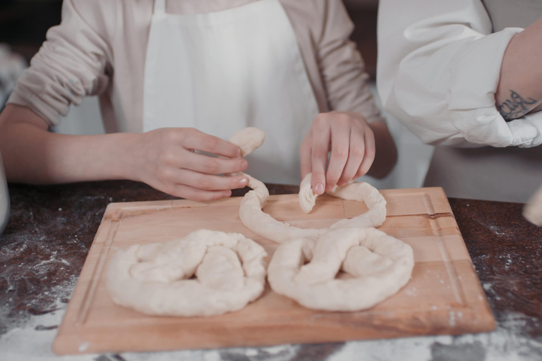 Garmisch-Partenkirchen: BrezelbackenGarmisch-Partenkirchen: Brezel backen