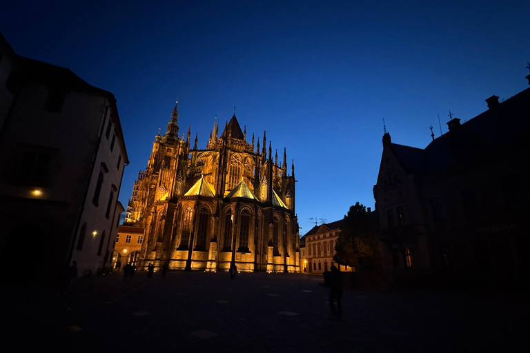 Prague: VIP Prague Castle Night Walk with Panoramic Views VIP Prague Castle Night Walk with Panoramic Views (German)