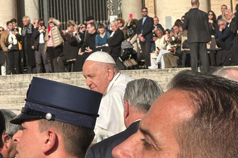 Newlywed couples blessing during Pope Leone XIV audience