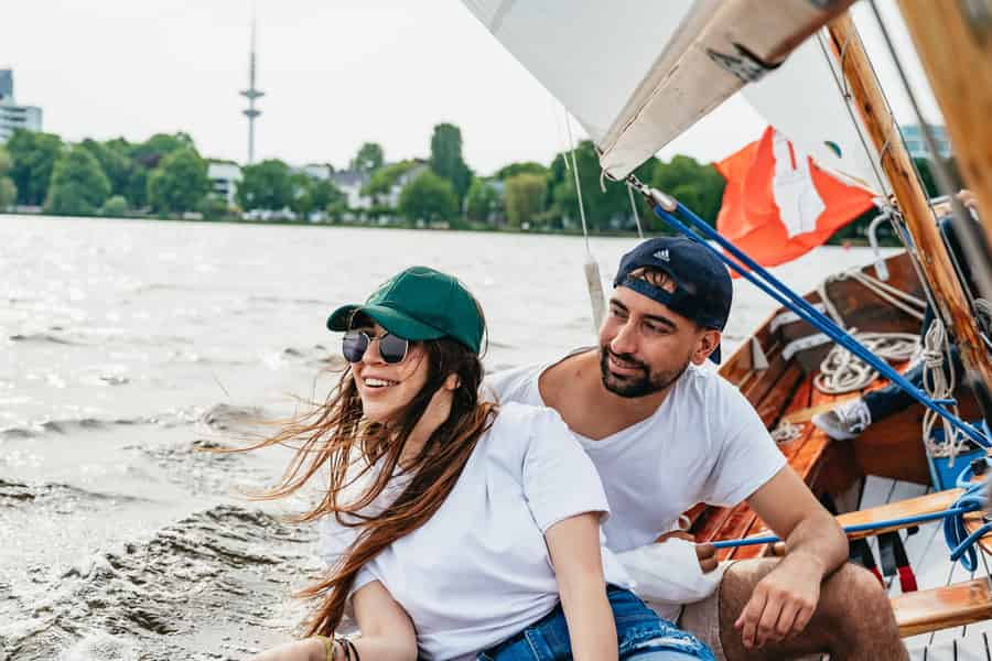 Hamburg: Alster Segeltour auf einem 2-Mast-Segelboot. Foto: GetYourGuide