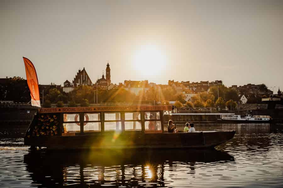 Warschau: Weichsel-Sonnenuntergangs-Kreuzfahrt mit Begrüßungsgetränk. Foto: GetYourGuide Warschau: Weichsel-Sonnenuntergangs-Kreuzfahrt mit Begrüßungsgetränk. Foto: GetYourGuide