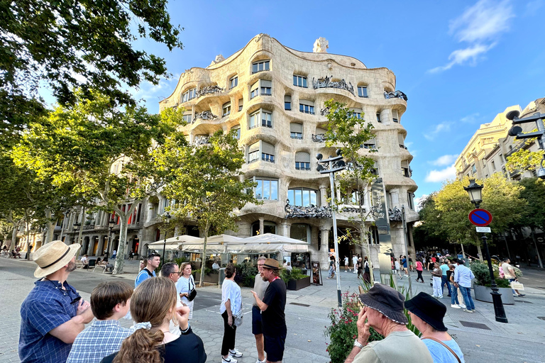 Barcelona: Sagrada Familia, La Pedrera &amp; Cava ProeverijPrivétour Sagrada Familia en Casa Milà met Cava
