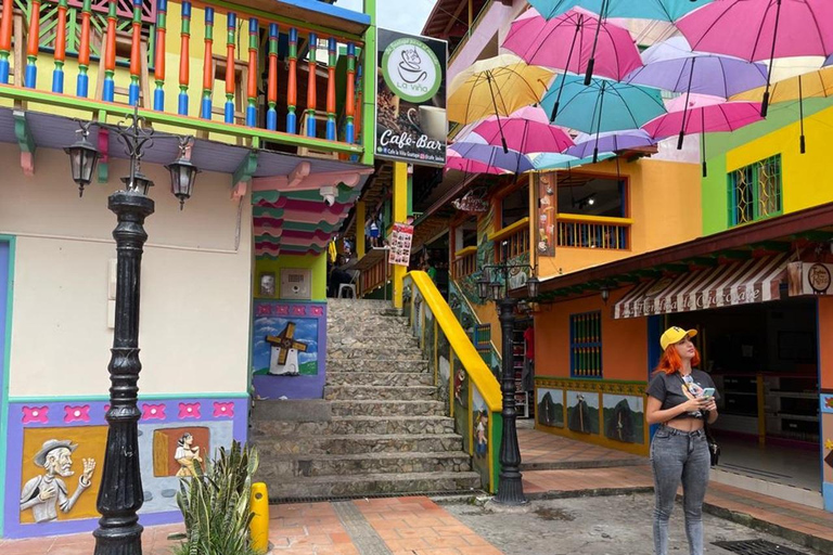 MEDELLÍN: GUATAPÉ, EL PEÑOL, RETIRO I WODOSPADY TEKENDAMITA