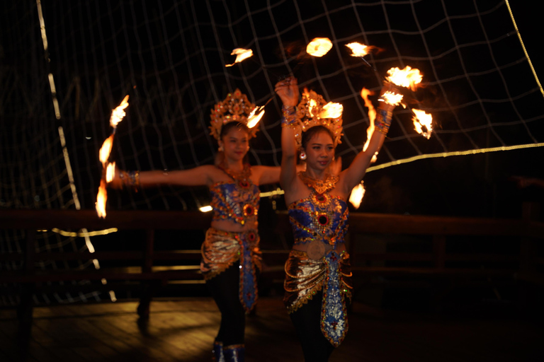 Cruzeiro Phinisi em Bali: Jantar ao pôr do sol com música ao vivo e buffetCruzeiro Phinisi em Bali: Ingressos para o cruzeiro com jantar de marinheiro