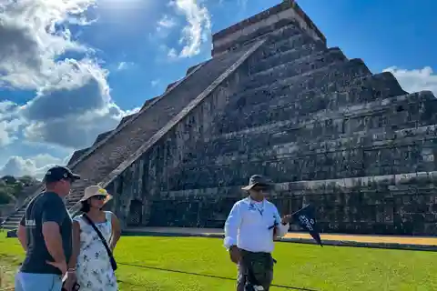 Au départ de Cancun : Excursion d'une journée à Chichen Itza, Cenote et Valladolid