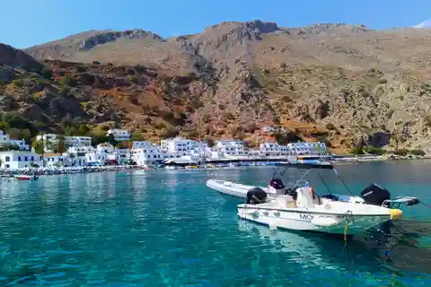 Haniasta: Chania: Opastettu retki Loutroon (sisältää venelippuja).