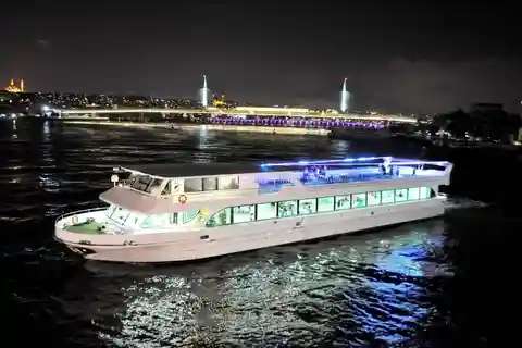 Istanbul: Golden Horn & Bosphorus Dinner and Show