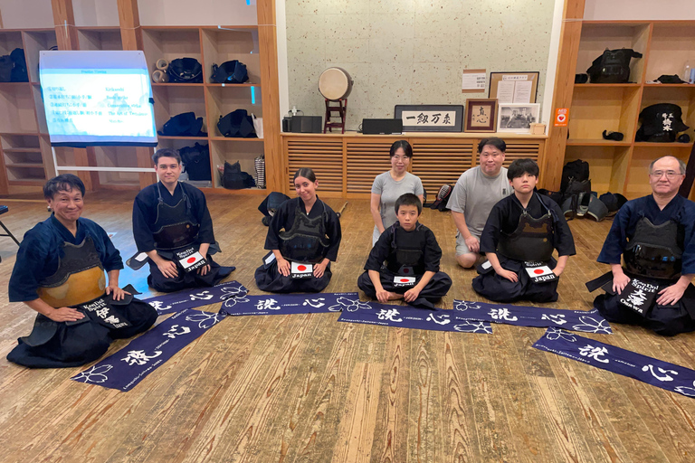 Tokyo: Japanese Kendo Experience with High-Ranked Instructor Let's experience kendo, a traditional Japanese martial art!