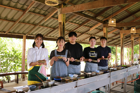 HALVDAGSKURS I MATLAGNING på The Rice Barn Thai Cooking FarmKrydda ditt liv och njut av spännande matlagning med oss