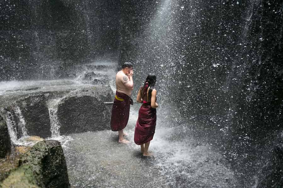 Taman Beji Griya-Wasserfall: Heiliges Bad/Ritual zur Besinnung. Foto: GetYourGuide