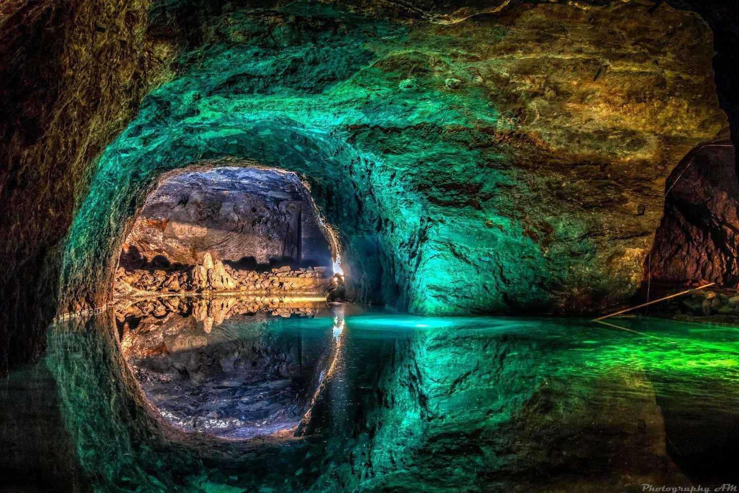 Vienna: Day Trip - Castles around Vienna + underground lake